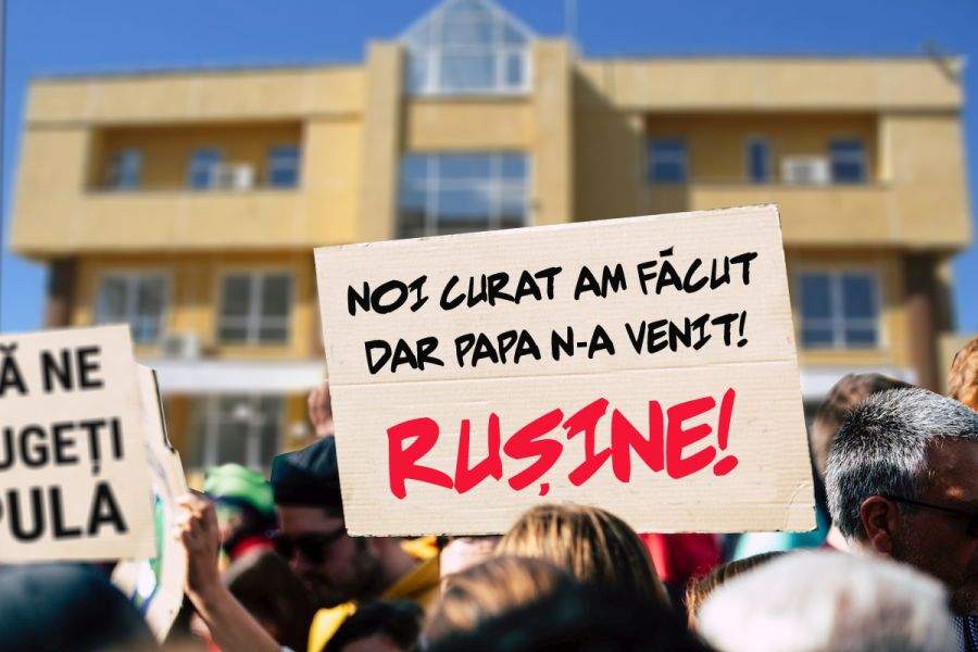 Furie la Mizil! Au fost minţiţi că vine Papa în oraş şi au măturat străzile degeaba