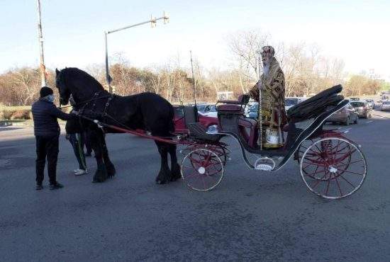 ÎPS Teodosie s-a plimbat prin Constanţa cu căruţa, strigând „Aur vechi looooom!“