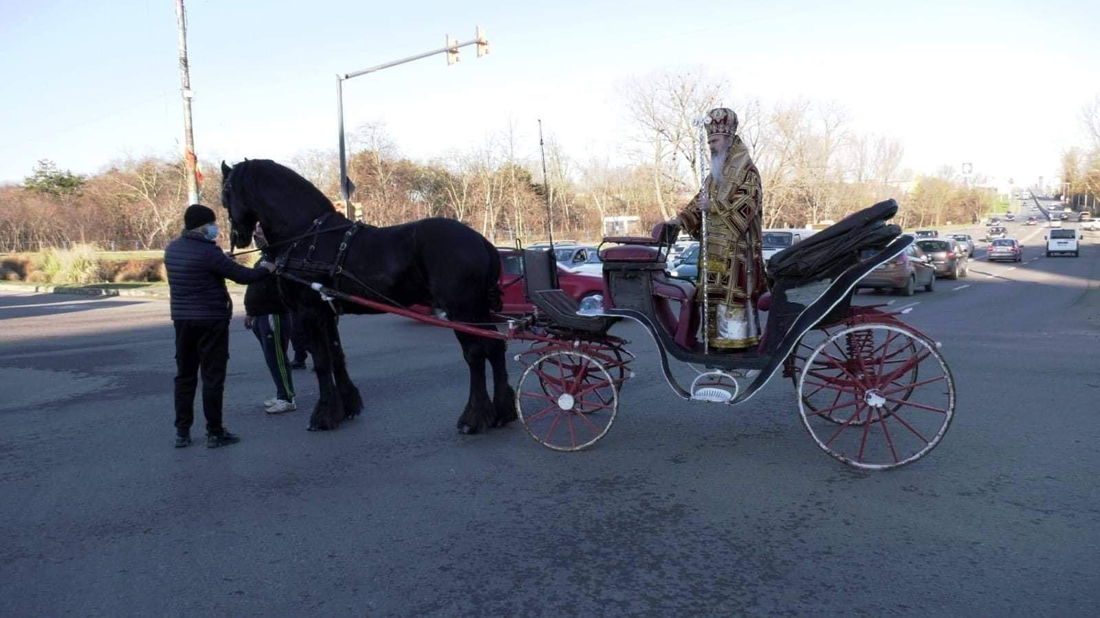 ÎPS Teodosie s-a plimbat prin Constanţa cu căruţa, strigând „Aur vechi looooom!“