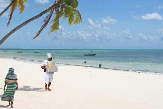 După manele, pe plaja din Zanzibar au apărut și vânzătorii români de porumb