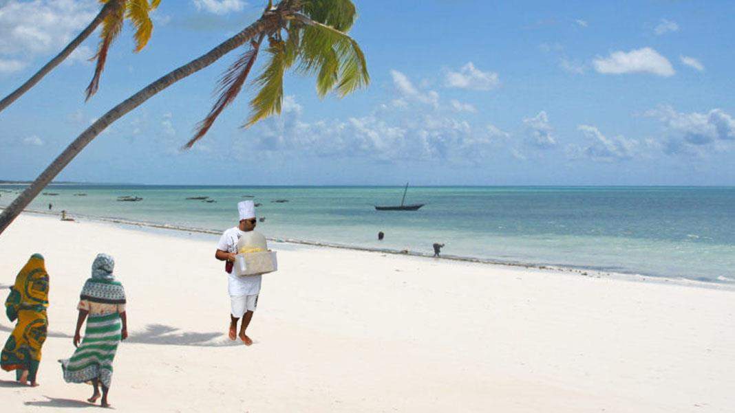 După manele, pe plaja din Zanzibar au apărut și vânzătorii români de porumb