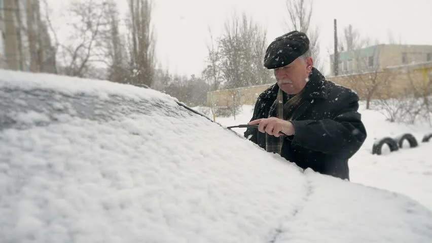 Bătrânii din Brașov spun că n-a mai nins așa mult din februarie