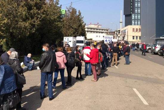 Vaccinarea duduie. Coada la vaccin de la Romexpo e mai mare decât coada la mici!