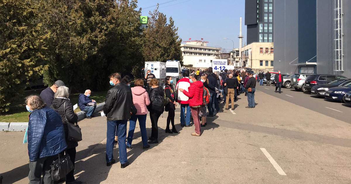 Vaccinarea duduie. Coada la vaccin de la Romexpo e mai mare decât coada la mici!