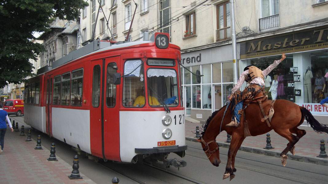 Cowboy din Iaşi, angajat să prindă cu lasoul tramvaiele care rămân fără frâne