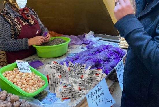 Vești bune! Sătenii din Suraia vând vaccin Pfizer în Piața Obor