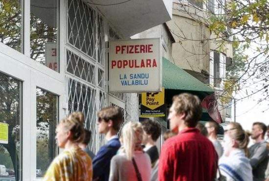 Mii de români se îmbulzesc într-o frizerie care și-a pus numele Pfizerie