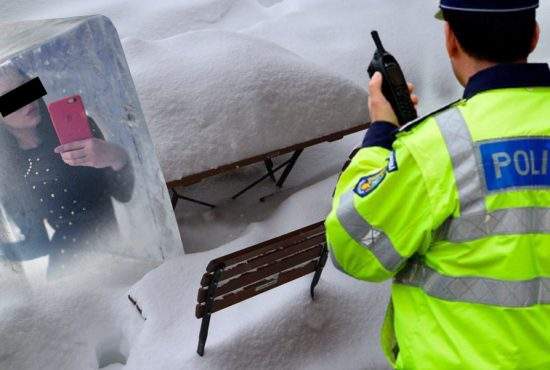 Pițipoance îngheţate, găsite de Poliție pe o terasă după o petrecere ilegală