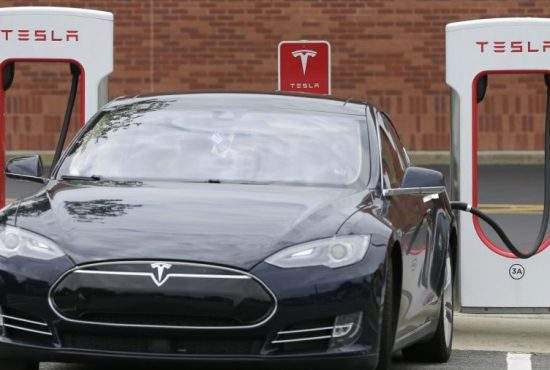 Un cocalar dă de pământ cu Tesla: se descarcă bateria de la flashuri!