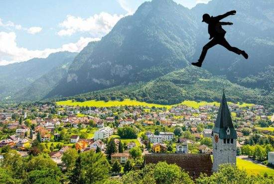 După ce i s-a interzis accesul în Liechtenstein, un turist a sărit peste el