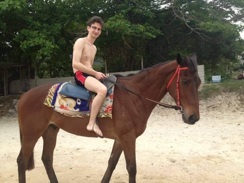 10 lucruri despre poza în care Iulian Bulai călărește un cal