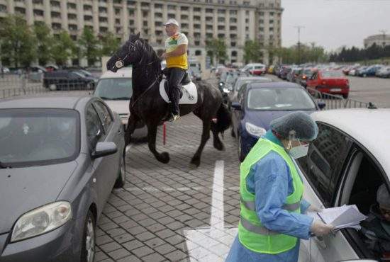 Nuțu Cămătaru acuză că n-a fost vaccinat pentru că a venit călare și nu în mașină