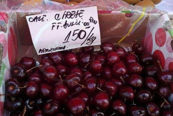 Un român a luat roșii cherry cu 20 de lei și le-a vândut ca cireșe, cu 150 de lei