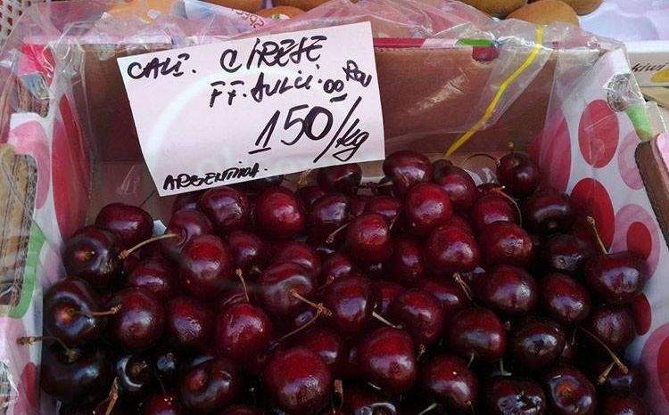 Un român a luat roșii cherry cu 20 de lei și le-a vândut ca cireșe, cu 150 de lei