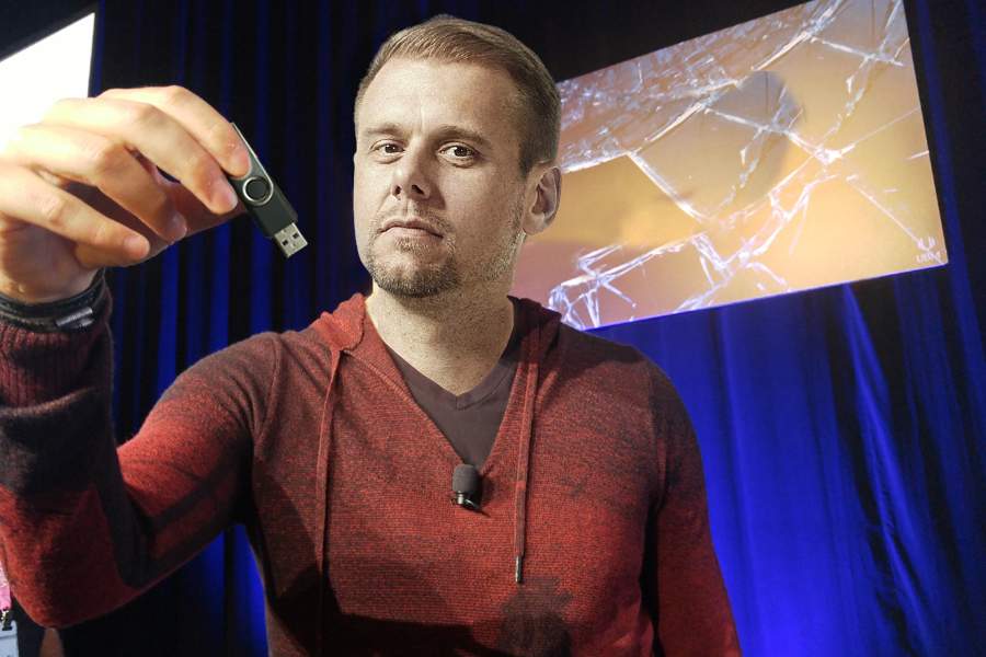 Dovada că Untold chiar se ține: Armin van Buuren, văzut cumpărând un stick usb