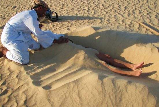 Loredana a adormit pe plajă! Turiștii au spus o rugăciune și au îngropat-o în nisip