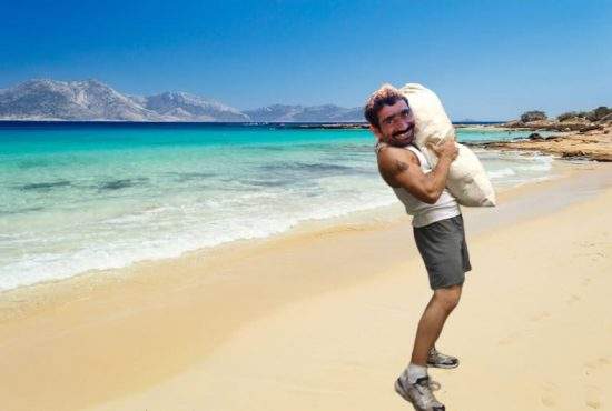Românii au voie în Grecia doar dacă aduc un sac de nisip, să lărgim plaja Mamaia