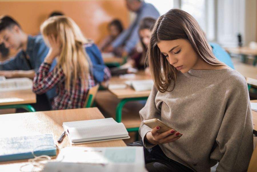 Educație sexuală în școli: elevii au primit parola de la Wi-Fi