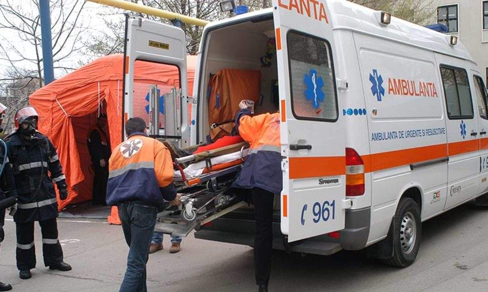 Într-un sat izolat din Apuseni oamenii au crezut că ambulanța e mașină de înghețată