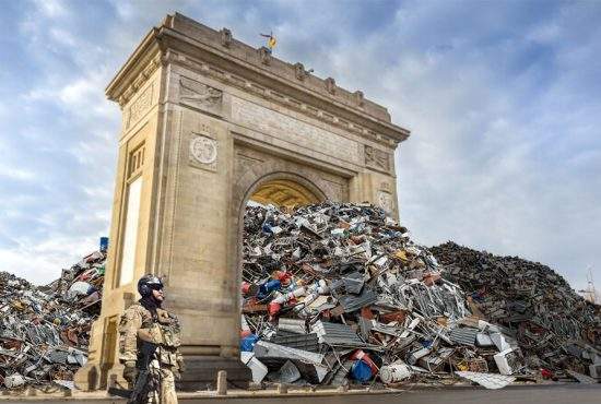 Defilarea militarilor a fost anulată, că Arcul de Triumf era înfundat cu gunoaie