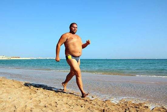Din cauza burții, 60% din românii de pe plajă nici nu știu dacă poartă sau nu slip