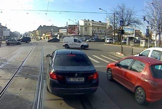 Șinele de tramvai, pericol public. Sute de BMW-uri cu cauciucuri sparte în ultima lună