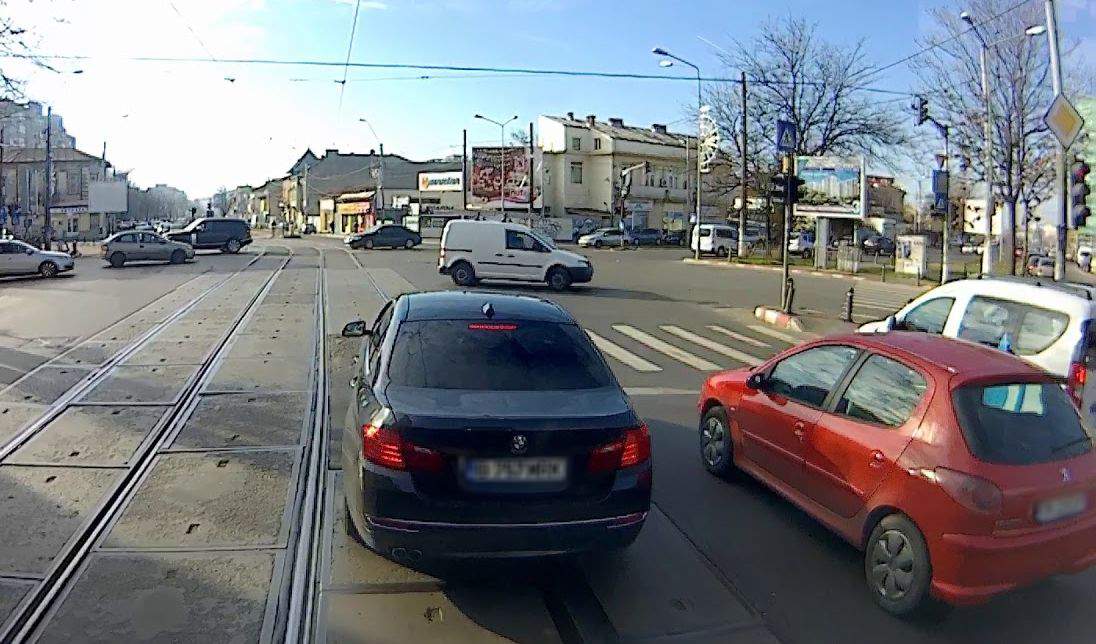 Șinele de tramvai, pericol public. Sute de BMW-uri cu cauciucuri sparte în ultima lună