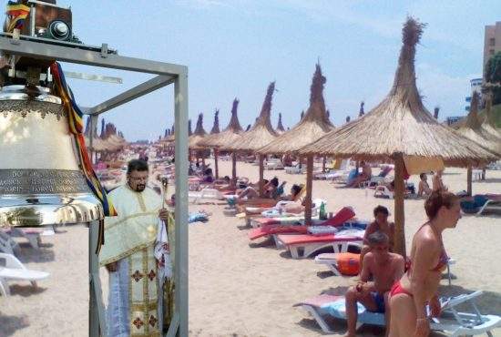 Cocalarii de pe plajă cu boxe portabile, umiliți de un preot cu clopotul