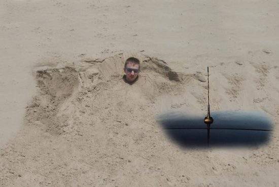 Un cocalar a fost îngropat în nisip cu tot cu BMW-ul cu care venise pe plajă