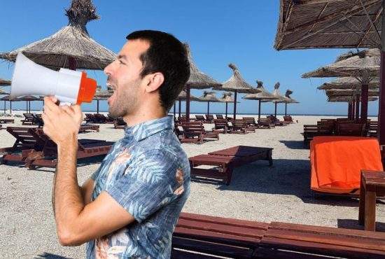 Turiștii de pe plaja din Mamaia folosesc portavocea ca să-i audă chelnerul