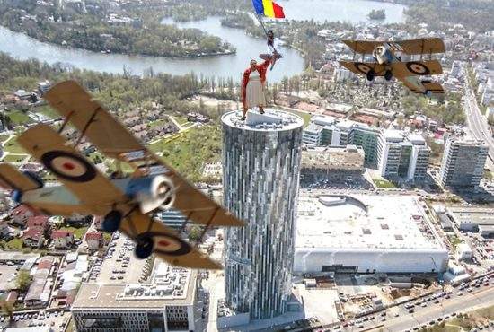 Queen Kong! Şoşoacă s-a urcat pe un zgârie-nori cu stegarul dac în braţe