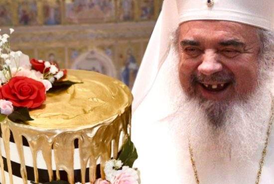 Dureros! Patriarhul Daniel şi-a rupt dinţii în tortul de aur de ziua lui