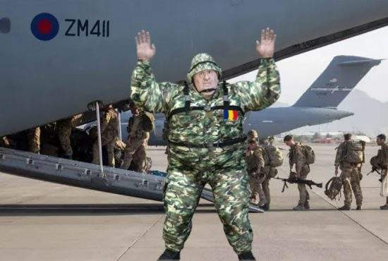 Un general român a rămas în Afganistan fiindcă nu încăpea pe uşa avionului