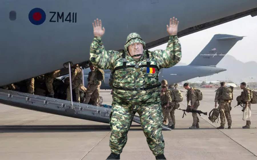 Un general român a rămas în Afganistan fiindcă nu încăpea pe uşa avionului