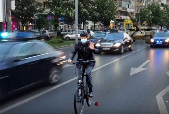 Iohannis, cu bicicleta la birou, urmat de coloana oficială de 18 maşini şi un tanc