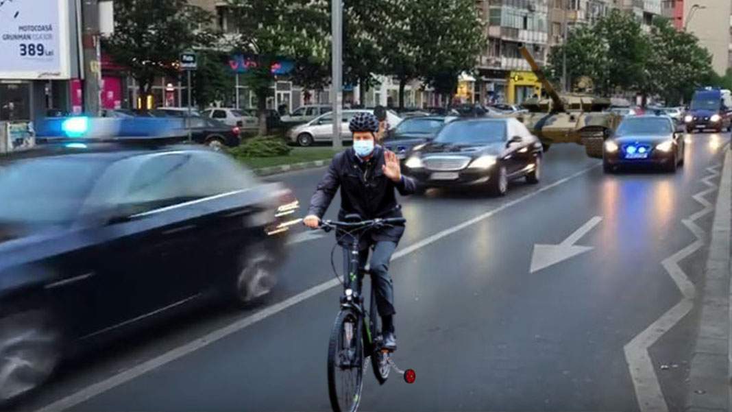 Iohannis, cu bicicleta la birou, urmat de coloana oficială de 18 maşini şi un tanc