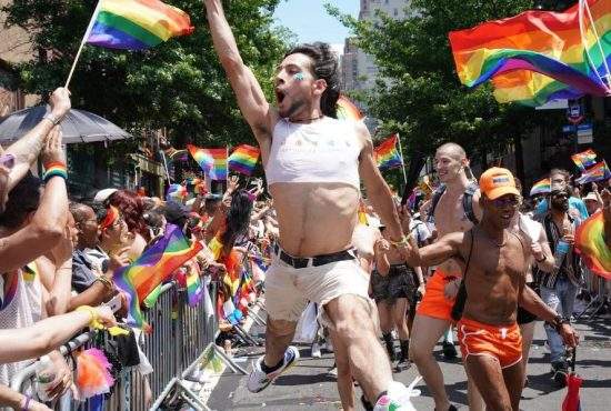Pregătiri pentru parada gay. Calea Victoriei din București devine pietoanală