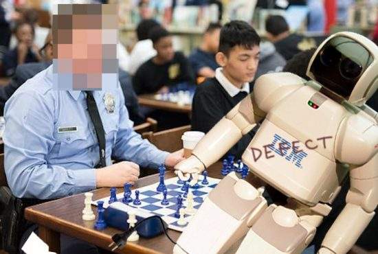 Poliţist, învins la şah de supercomputerul Deep Blue, care era scos din priză