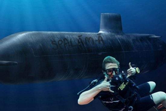 Un scafandru român a scris cu degetul „Spală-mă“ pe un submarin rusesc