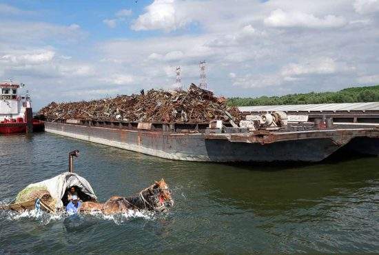 O barjă cu fier vechi, atacată de un submarin cu coviltir lângă Brăila