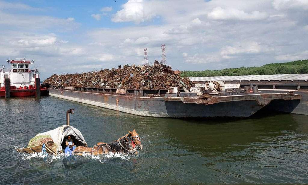 O barjă cu fier vechi, atacată de un submarin cu coviltir lângă Brăila