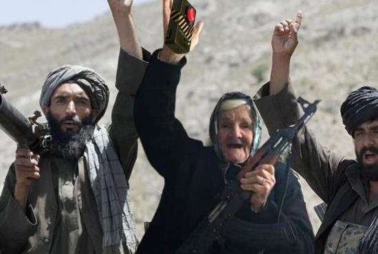 Talibanii, tot mai prietenoși. Au ajutat o bătrânică să detoneze o bombă