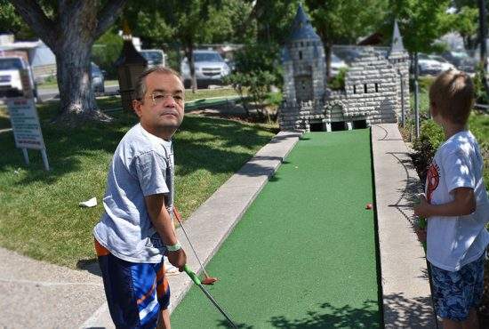 Pe urmele lui Iohannis! Emil Boc a făcut azi reclamă la minigolf