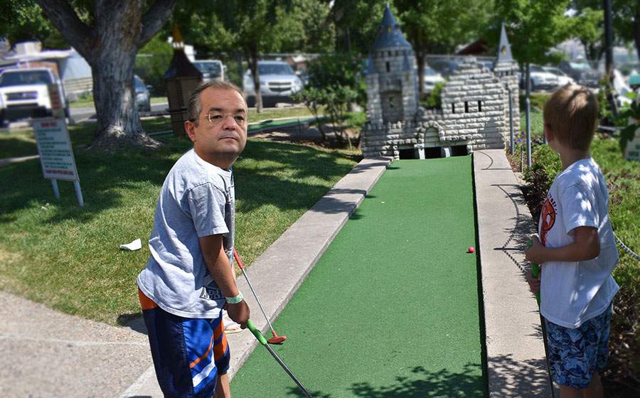 Pe urmele lui Iohannis! Emil Boc a făcut azi reclamă la minigolf