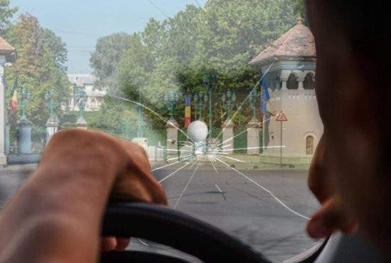 Teroare în Cotroceni! Sute de parbrize sparte de Iohannis cu mingile de golf