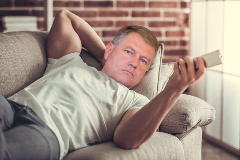 Cine zicea că-i lent? Iohannis se laudă c-a văzut în weekend tot Seinfeldul