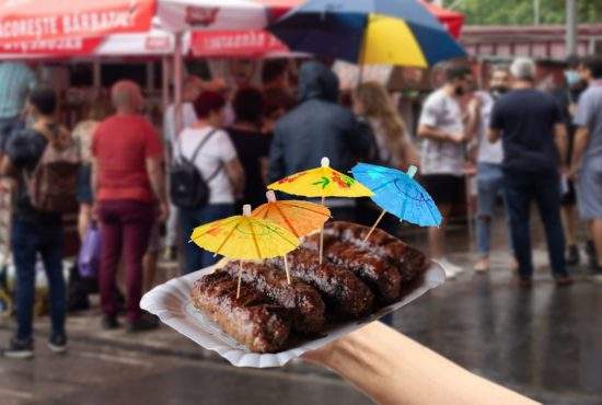 Pe timp de ploaie, micii de la Obor se vând cu umbreluţe în loc de scobitori