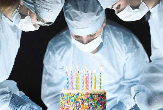 La propria zi de naştere, un chirurg a cerut 3000 de euro şpagă să taie tortul