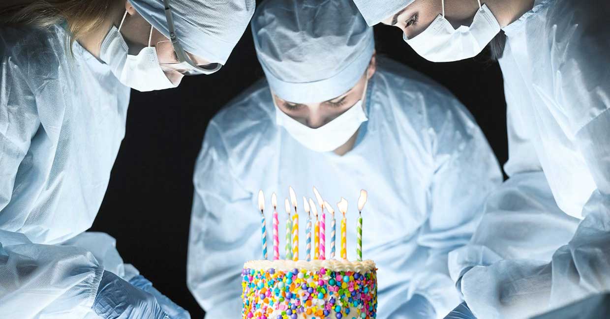 La propria zi de naştere, un chirurg a cerut 3000 de euro şpagă să taie tortul
