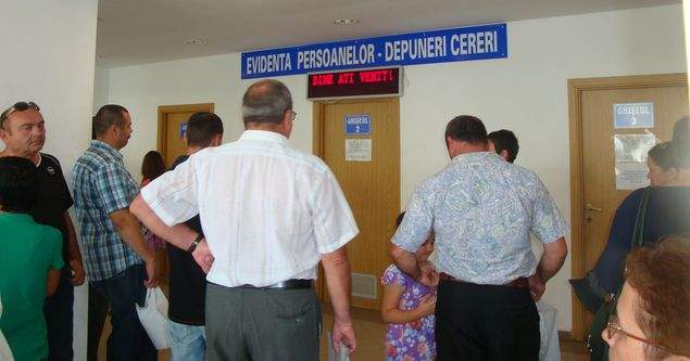 Mii de români îşi schimbă numele ca să fie identic cu cel din certificatul verde